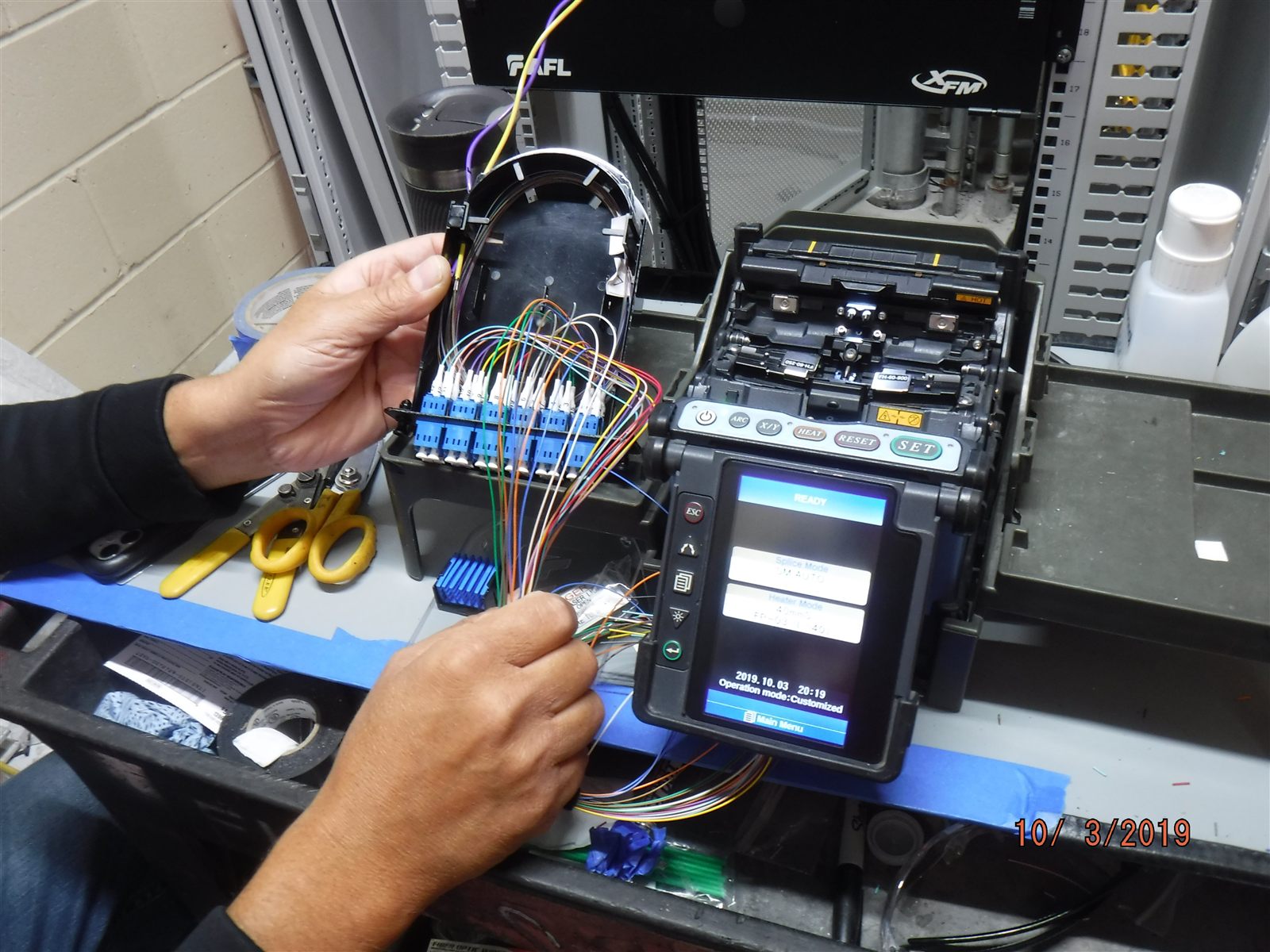 Fibre maintenance inside an operational communications cabinet